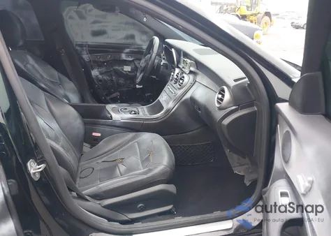 2019 Mercedes-Benz C 300 z USA, uszkodzony, nr VIN 55SWF8DB5KU317620